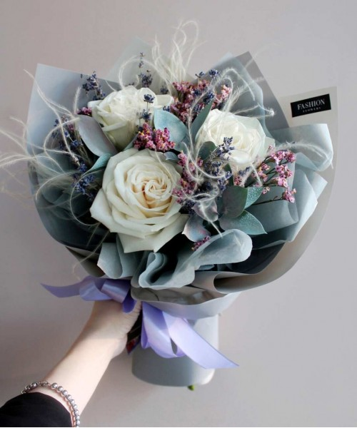 Белая роза Плая Бланка с лавандой - купить необычный букет с доставкой поИркутску