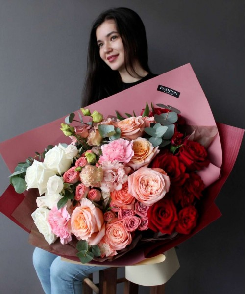 Большой авторский букет с розами разных сортов в Иркутске - Купить с  беслатной доставкой в Иркутске | Фото, цены и отзывы