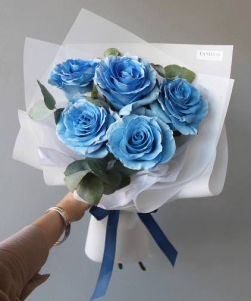 Букет из голубой розы Иркутске - Купить букет в белой упаковке с доставкой