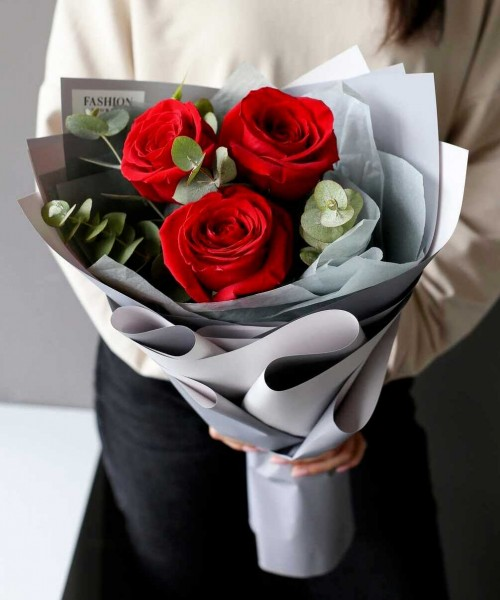 Стильный букет из 3 роз в Иркутске - Купить красные розы недорого с  доставкой | Фото, цены и отзывы