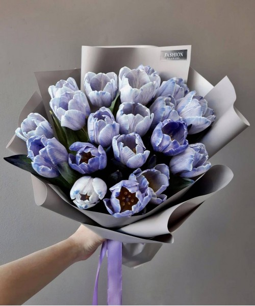 Стильные букеты в Иркутске - Купить голубые крашенные 17 тюльпанов в букете  недорого с доставкой | Фото, цены и отзывы