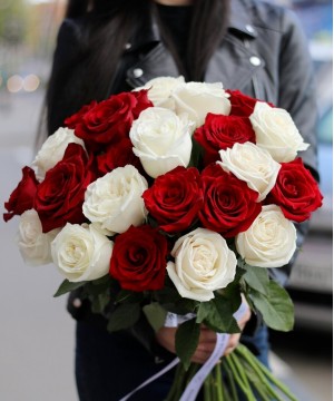 25 роз Эквадор бело-красные №4665