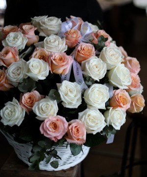 Корзина с 61 розой №50151 фото 1  от интернет-магазина FASHION FLOWERS