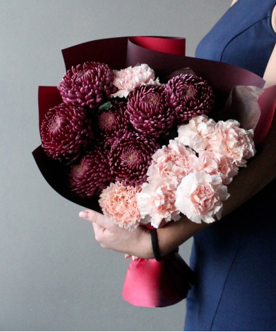 Хризантемы Бигуди рэд и диантусы в букете "Бархат" №3109