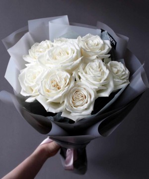 9 пионовидных белых роз №2112