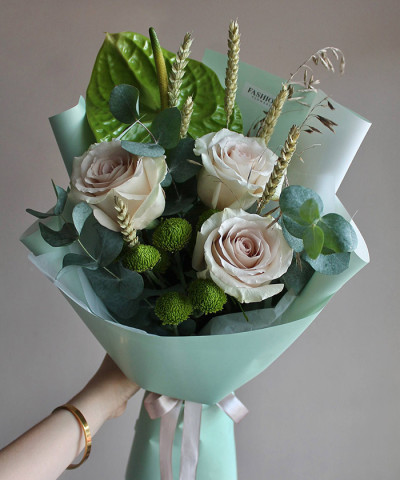 "Эстетик" букет с зелёным антуриумом и кремовыми розами Квиксенд №4347