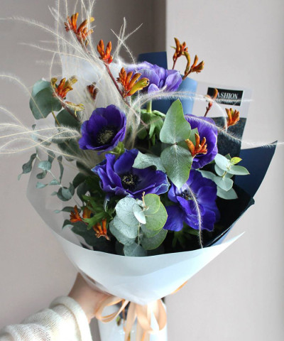 "Звёздное небо" букет с синими анемонами Мистраль №9456