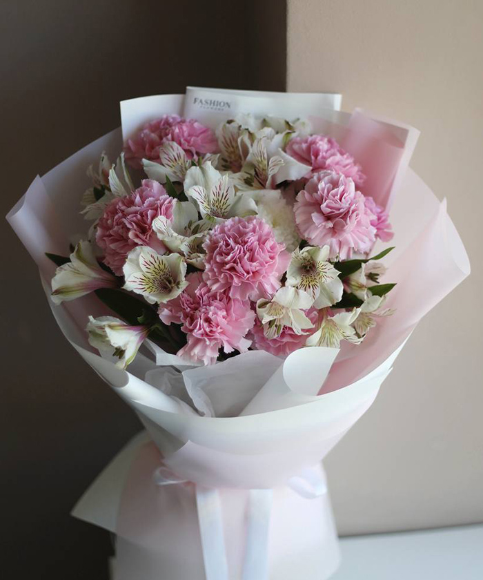 Альстромерии и диантусы в букете 