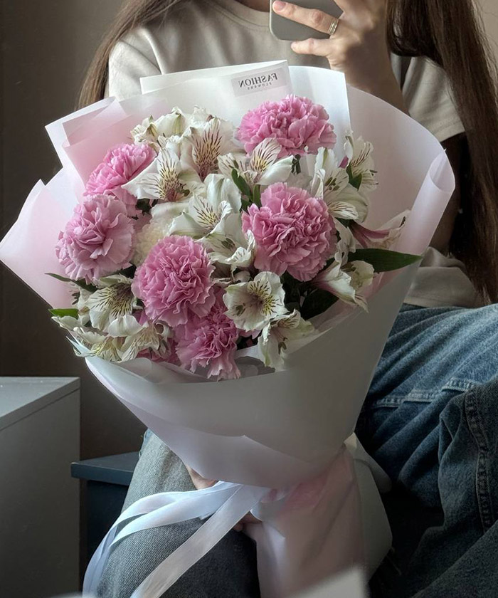 Альстромерии и диантусы в букете 