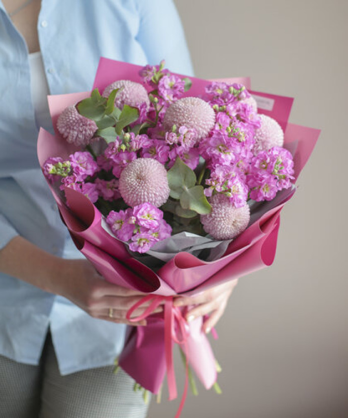 Маттиола и хризантема Момоко в букете 