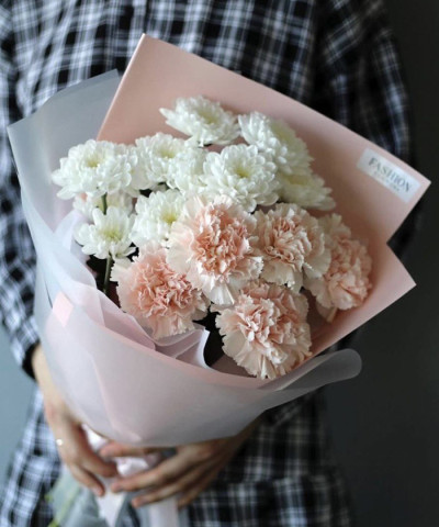 Белые хризантемы Алтай и диантусы в букете "Нежнее нежного" №2707