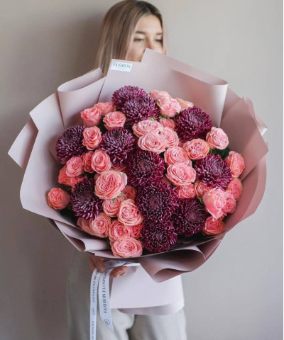 Кустовые розы и хризантема бигуди в букете "Ребекка" №2369