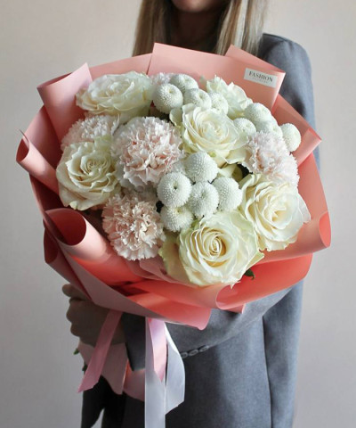 "Тепло рассвета" сборный букет с белыми розами №4619