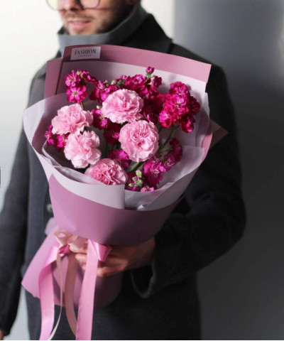 Ягодная маттиола и диантусы в букете "Черри" №6872