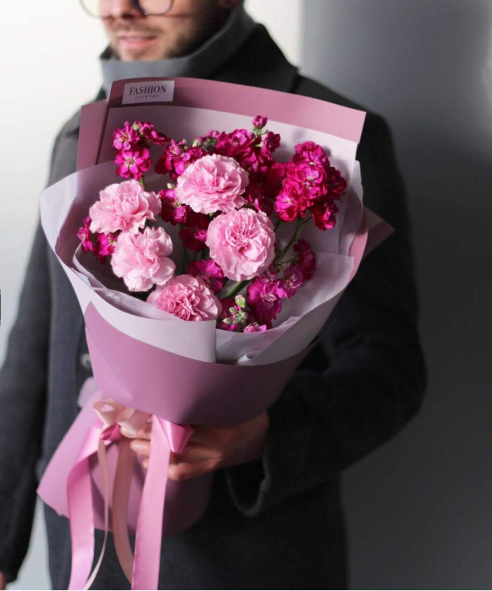 Ягодная маттиола и диантусы в букете 