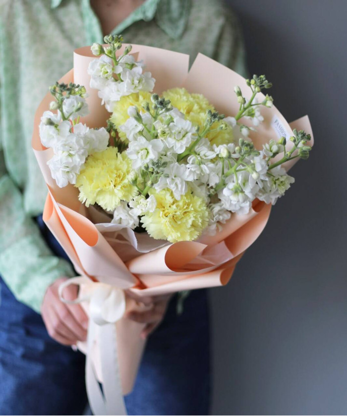 Маттиола и желтые диантусы в букете 