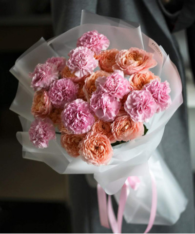 Пионовидная роза Джульетта и розовые диантусы в букете "Терри" №2698