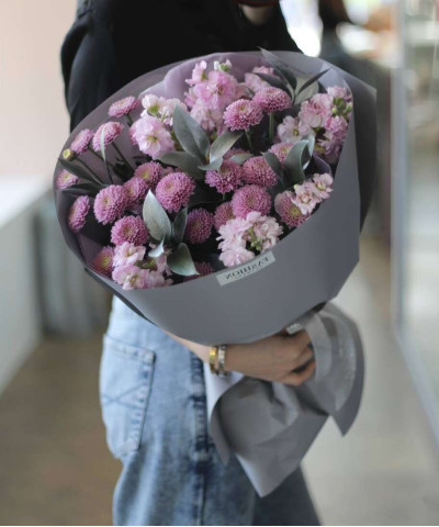 Маттиола и розовые сантини в букете "Черничный сорбет" №5348