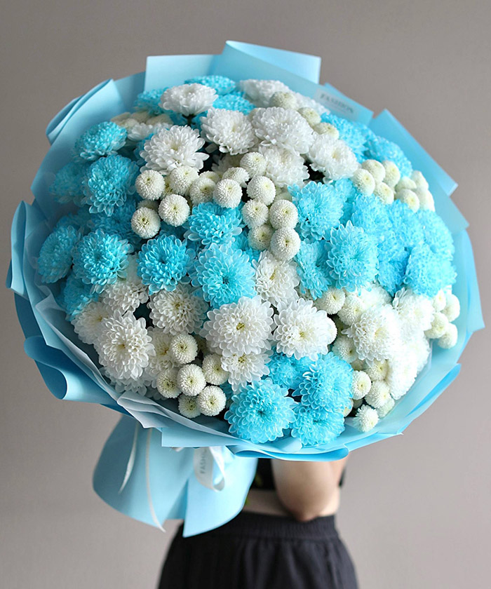 25 бело-голубых хризантем в букете 