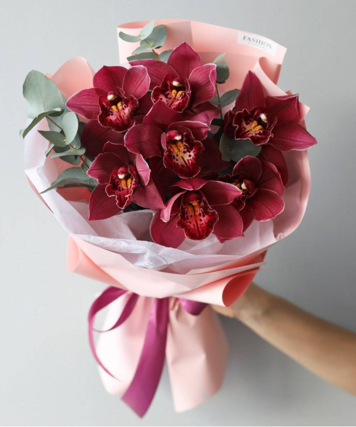 Орхидея Цимбидиум в букете 