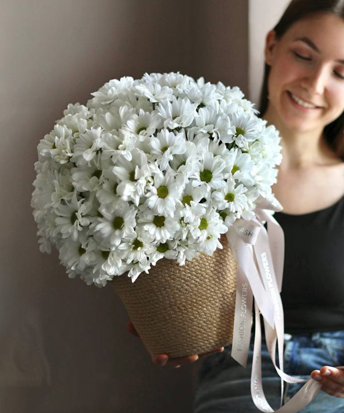 Корзина с белыми ромашковыми хризантемами №3138