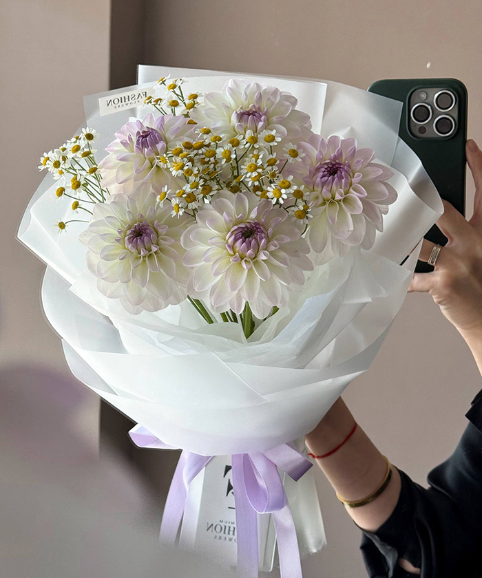 Георгины Эвелин и ромашки танацетум в букете 