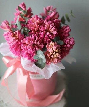 Розовые гиацинты в бархатном боксе №6833 фото 1  от интернет-магазина FASHION FLOWERS