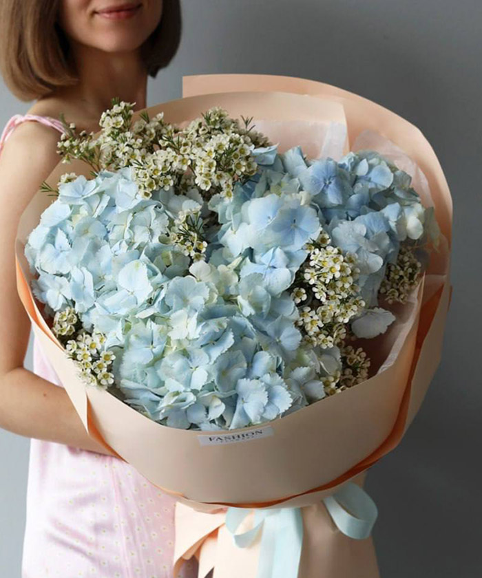 Голубая гортензия Верена и белый хамелациум в букете 