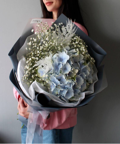 Голубая гортензия и гипсофила в букете "Очарование" №2879