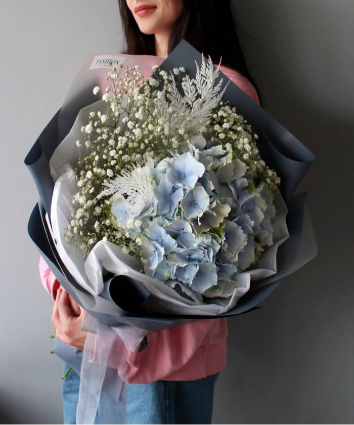 Голубая гортензия и гипсофила в букете 