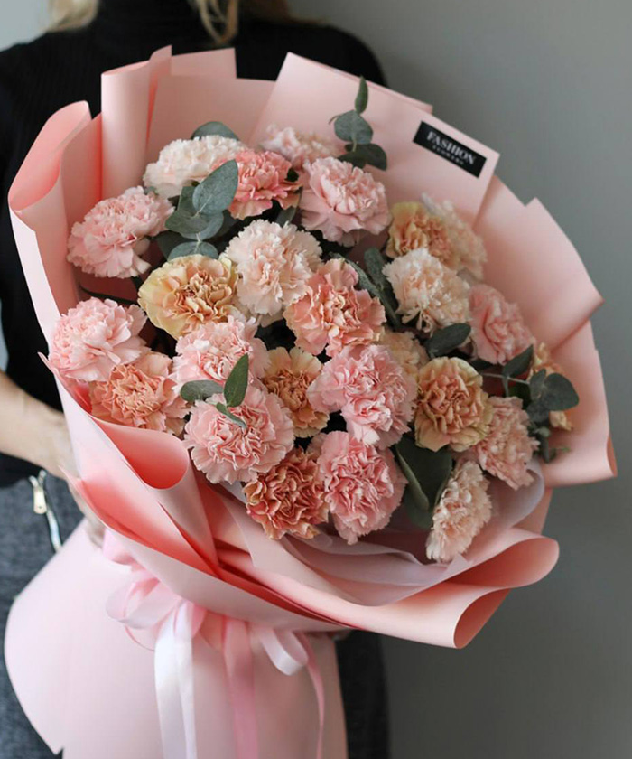 25 диантусов с эвкалиптом в букете 