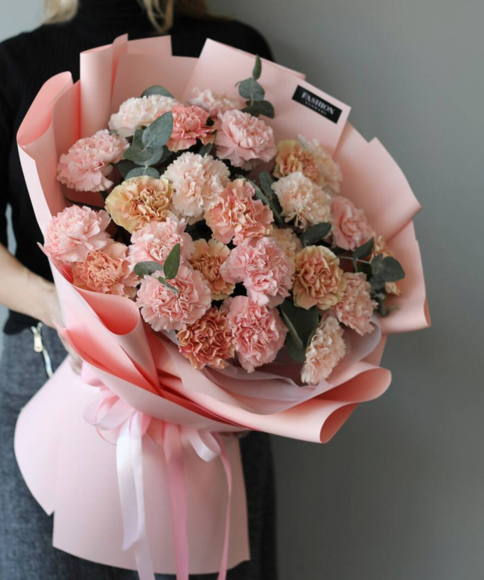 25 диантусов с эвкалиптом в букете 