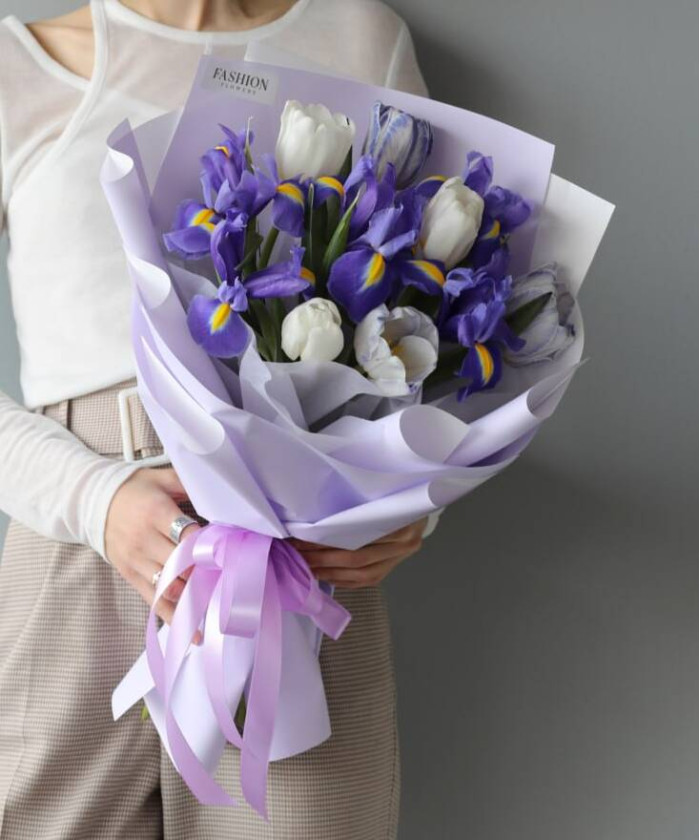 Ирисы и тюльпаны в букете 