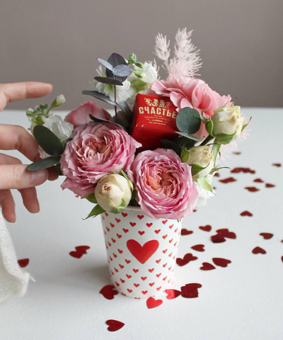 "Счастье" цветы в крафт-стакане с конфетой фабрики Счастье №5745