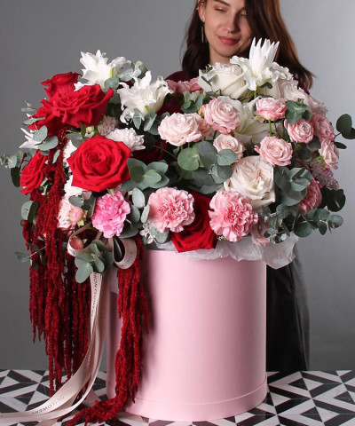 "Сладкая вишня" красные розы в авторской композиции №4788