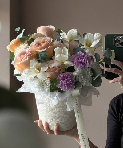 "Весна в душе" Авторская корзина с персиковыми розами №5636