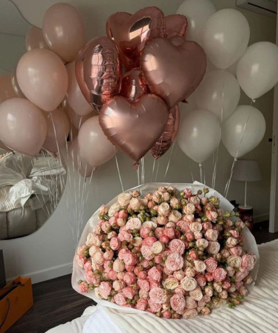 Букет кустовых роз мадам Бомбастик и охапки шаров в нежных оттенках - комбо набор №2801
