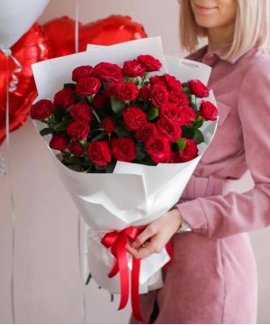 Рубиновые кустовые розы 9 шт. №2779 фото 1  от интернет-магазина FASHION FLOWERS