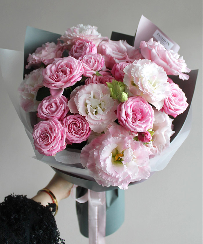 Розовая эустома и кустовая роза в букете 