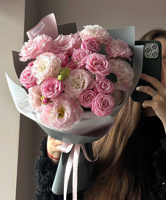 Розовая эустома и кустовая роза в букете 