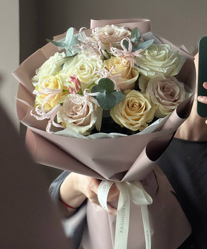 Розы и нерине в букете 