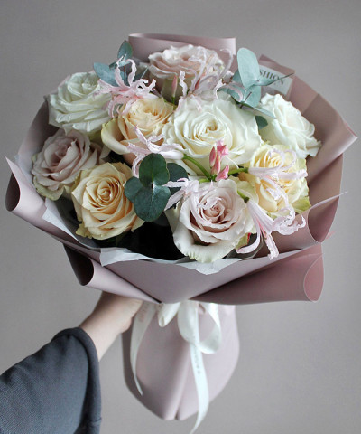 Розы и нерине в букете "Ритц" №9875