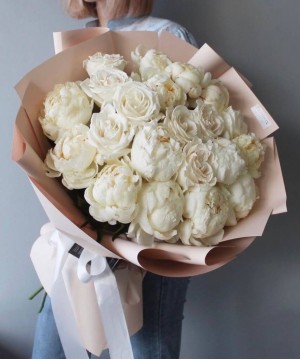 Белые пионы и пионовидные розы №6317