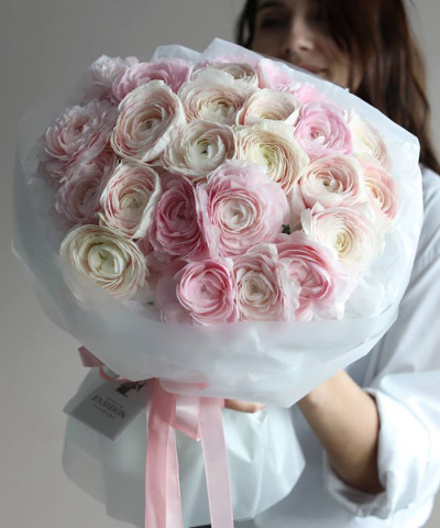 25 розовых ранункулюсов Леди в белой фирменной упаковке №5660