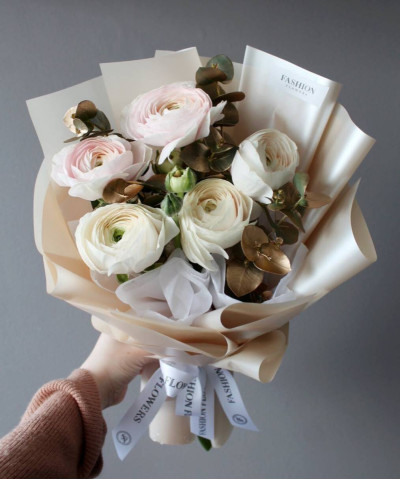 5 ранункулюсов Ханой с эвкалиптом №9744