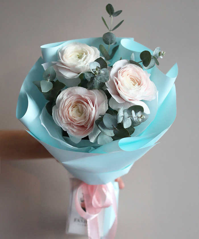 Розовые ранункулюсы Леди с эвкалиптом №2751