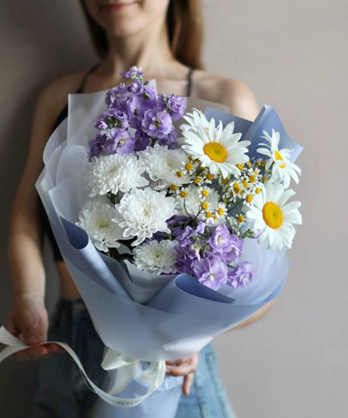 Лавандовая маттиола и ромашки в букете №8732