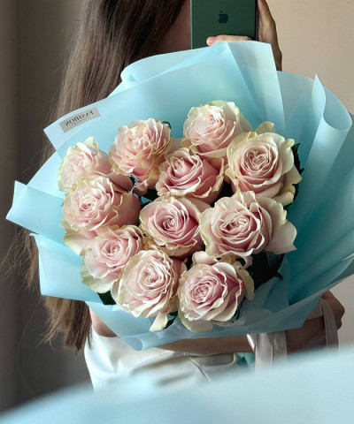 11 нежно-розовых роз Пинк Мондиаль №2881