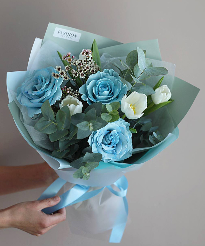 Голубые розы в букете 