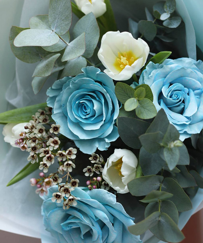 Голубые розы в букете 